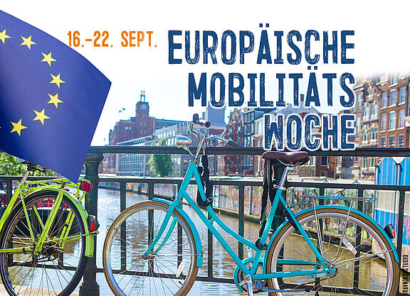 Fahrräder an einem Geländer vor einer niederländischen Gracht