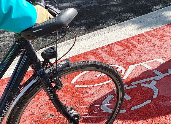 Radfahrstreifen mit roter Einfärbung. Radfahrstreifen mit roter Einfärbung.